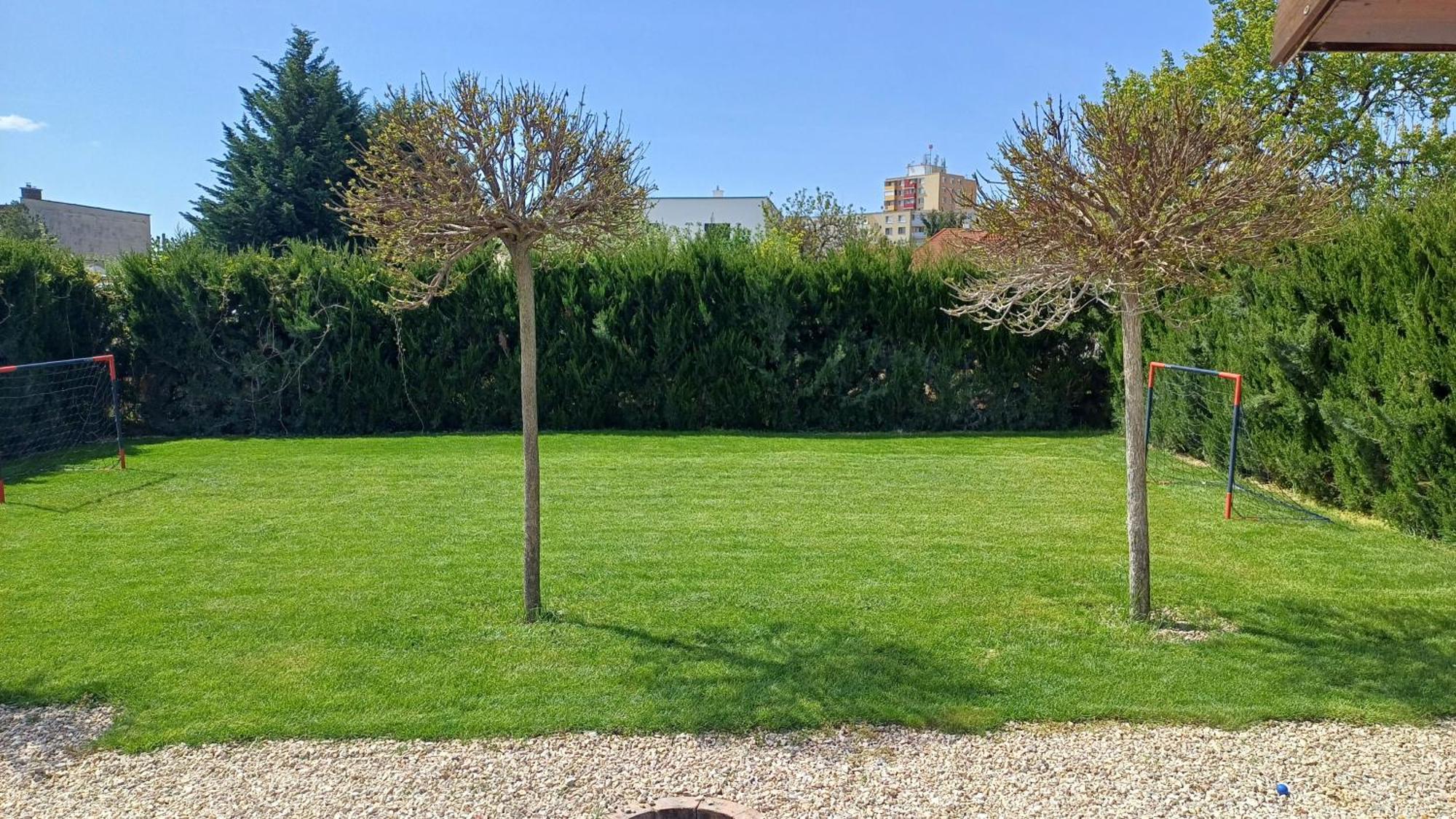 La Familia Appartement Štúrovo Buitenkant foto