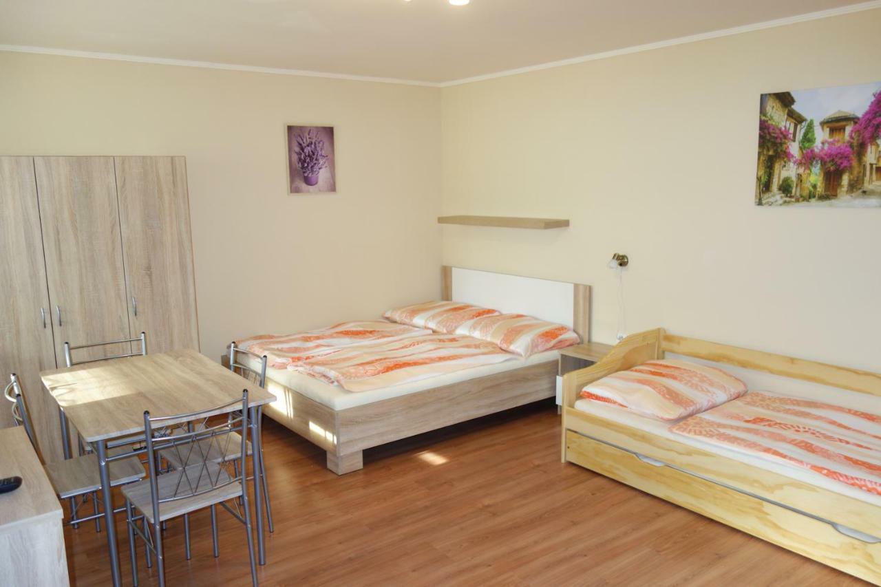 La Familia Appartement Štúrovo Buitenkant foto